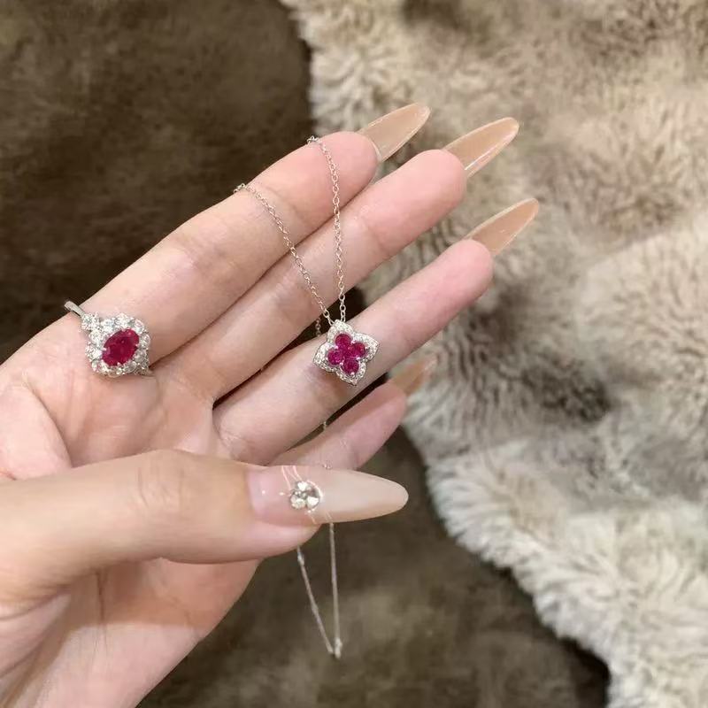 闪钻红宝石四叶草花瓣项链新款精致轻奢优雅钛钢不掉色锁骨链饰品