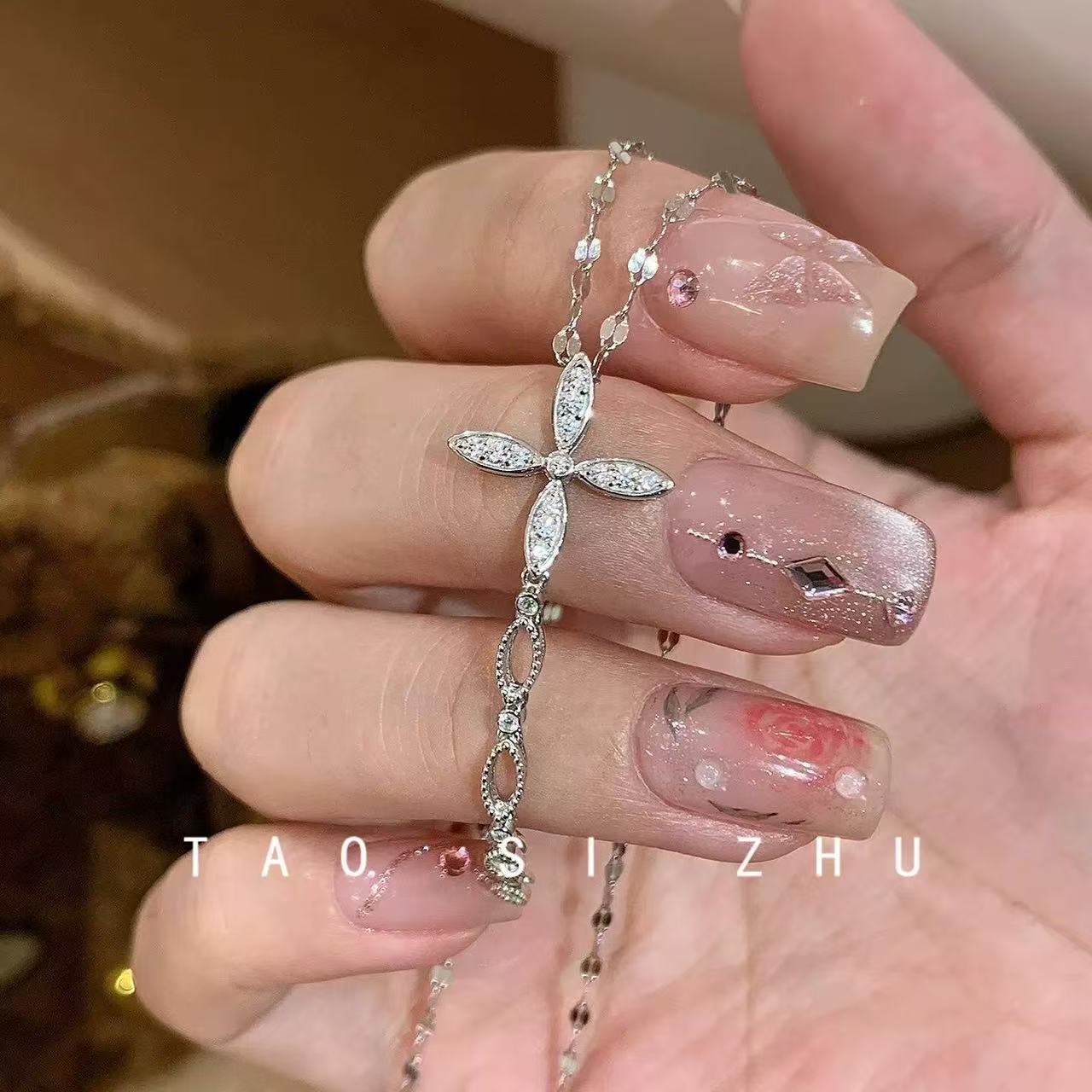 四叶草叶片十字架项链环环相扣个性高级感锆石锁骨链