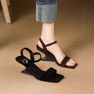 异形坡跟露趾凉拖罗马鞋 法式 2026年新款 女夏季 软皮一字带高跟凉鞋