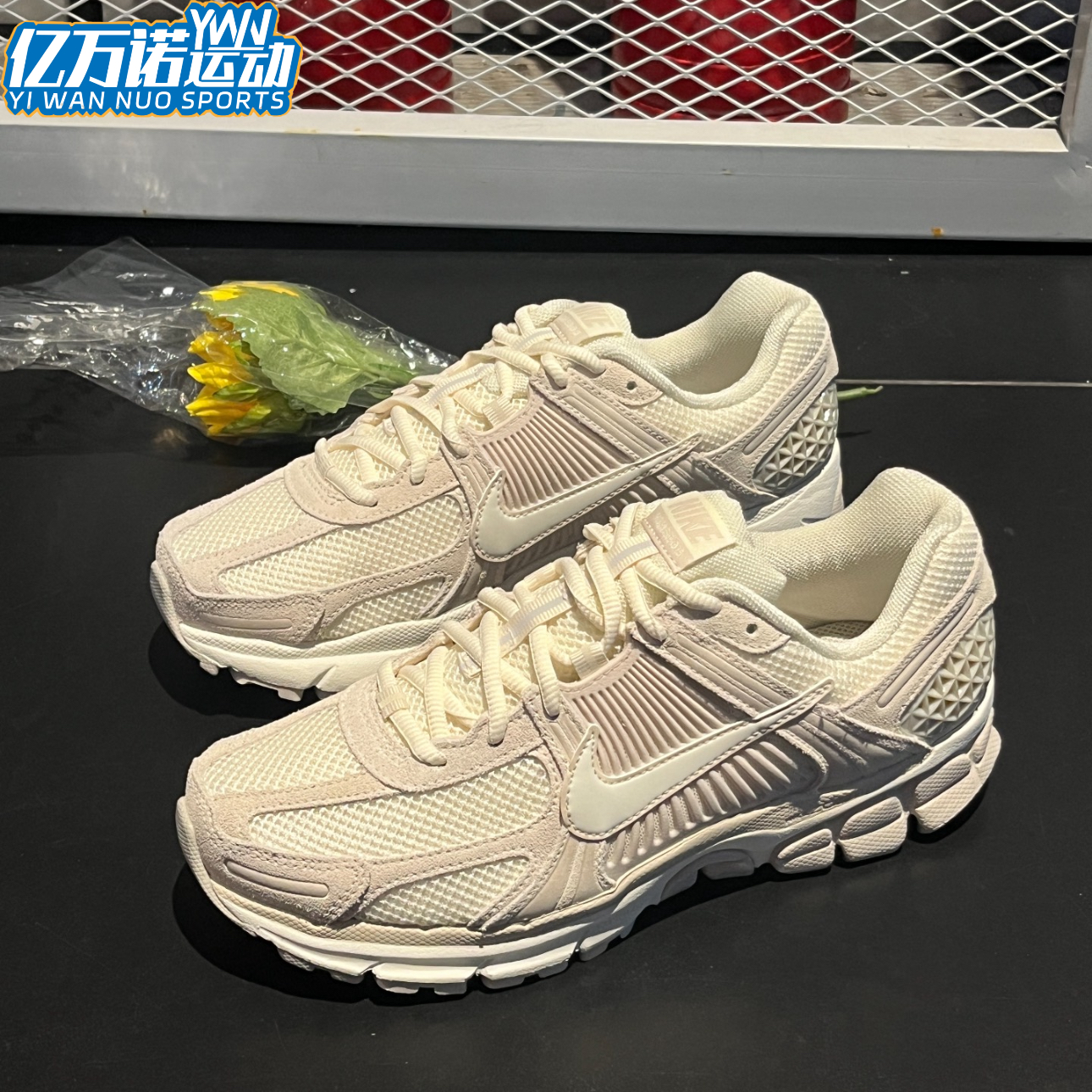 Nike耐克Air Zoom Vomero5米色女子低帮休闲运动跑步鞋HF1553-100