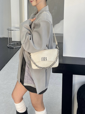 2025新款时尚牛皮斜挎腋下包