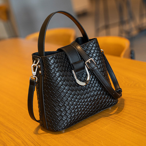 戈兰黛大容量水桶包女士包包真皮