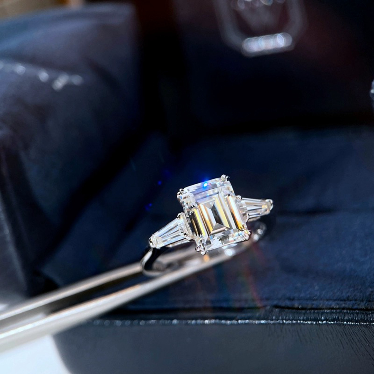 2克拉祖母绿切割方形钻戒仿真求婚冰糖钻石戒指女款镀纯银925轻奢