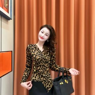 时髦不规则交叉打底衫秋冬新款性感V领豹纹长袖t恤紧身收腰上衣潮