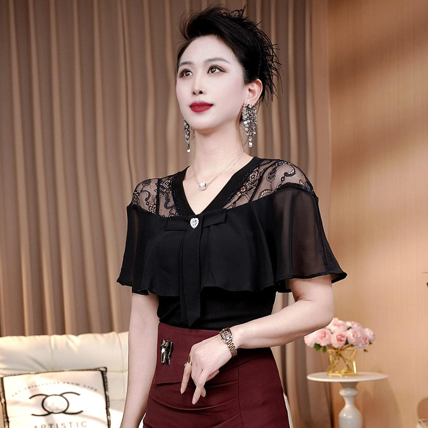 欧货小衫女2026夏季新款性感V领蕾丝拼接短袖t恤时髦女人味上衣潮