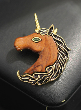 复古胡桃木独角兽胸针高级感气质别针西装领口搭配饰品生肖马配饰