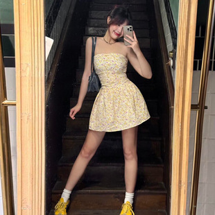 夏日小清新碎花一字肩抹胸连衣裙后背褶皱弹力收腰甜美辣妹短裙潮