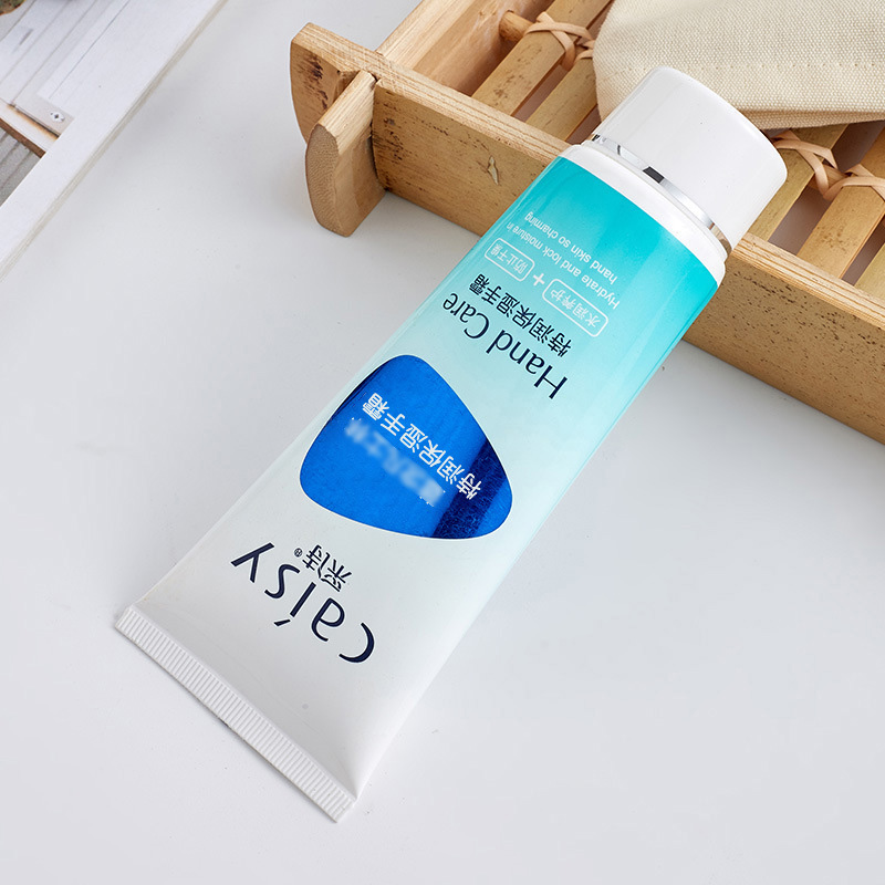 小巧随身泉兮滋润护手霜