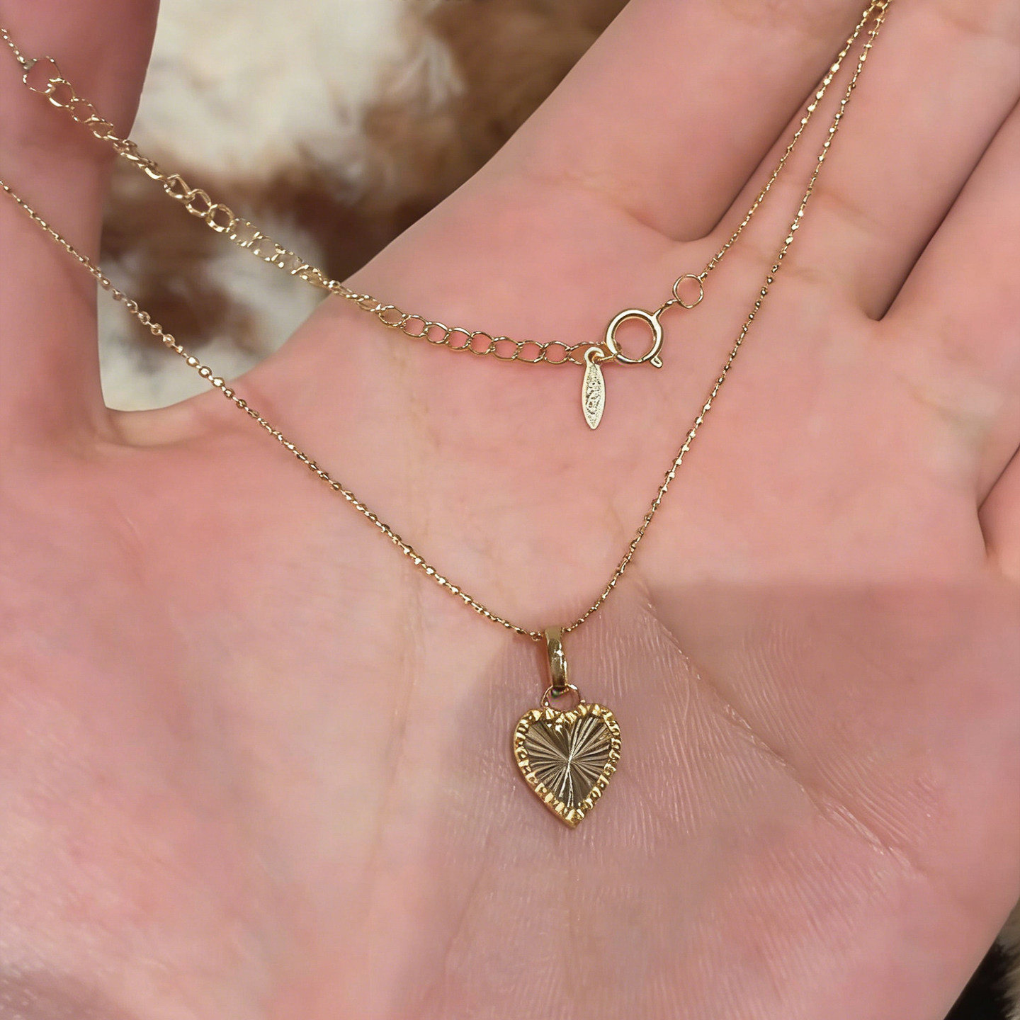 日系镭射金色爱心吊坠项链简约日常百搭锁骨链轻奢小众颈链配饰女