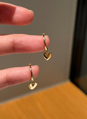 金色爱心耳环2025新款爆款高级感轻奢气质耳扣独特耳钉女小众设计