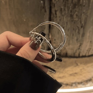 S925银针金属感圆圈耳环2025新款 高级感轻奢独特绝美素圈耳圈耳扣