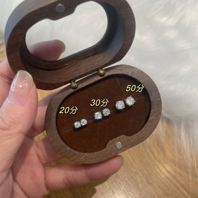 刘浩存同款仿莫桑石四爪钻石耳钉