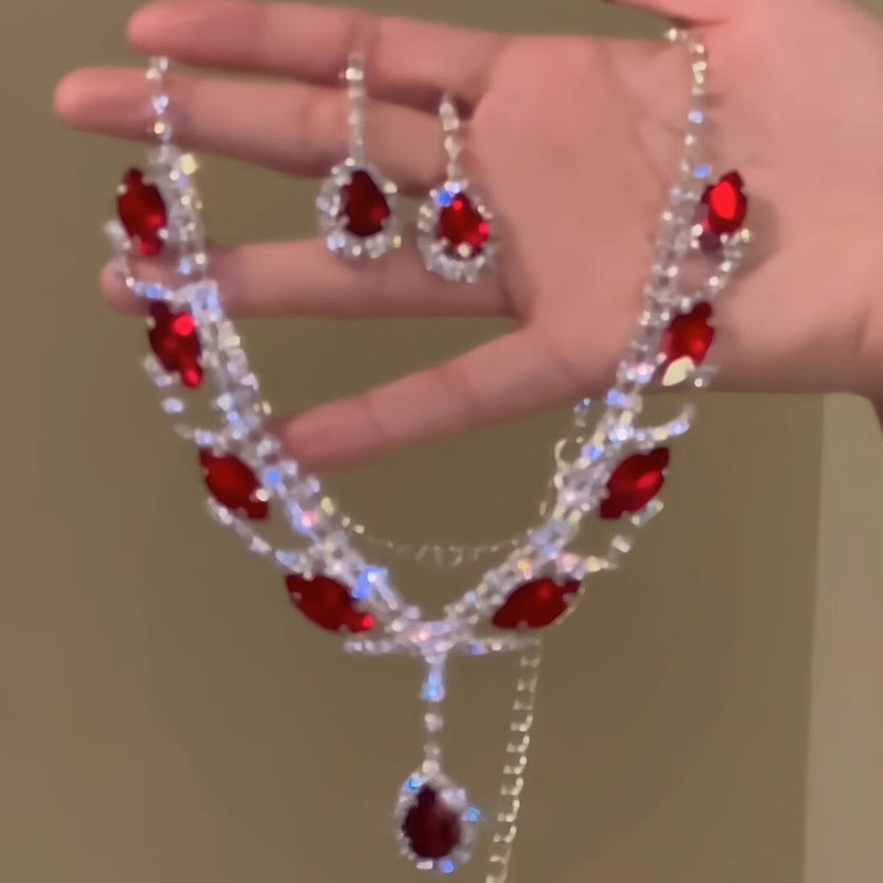 法式重工仿鸽血红水钻项链高级感