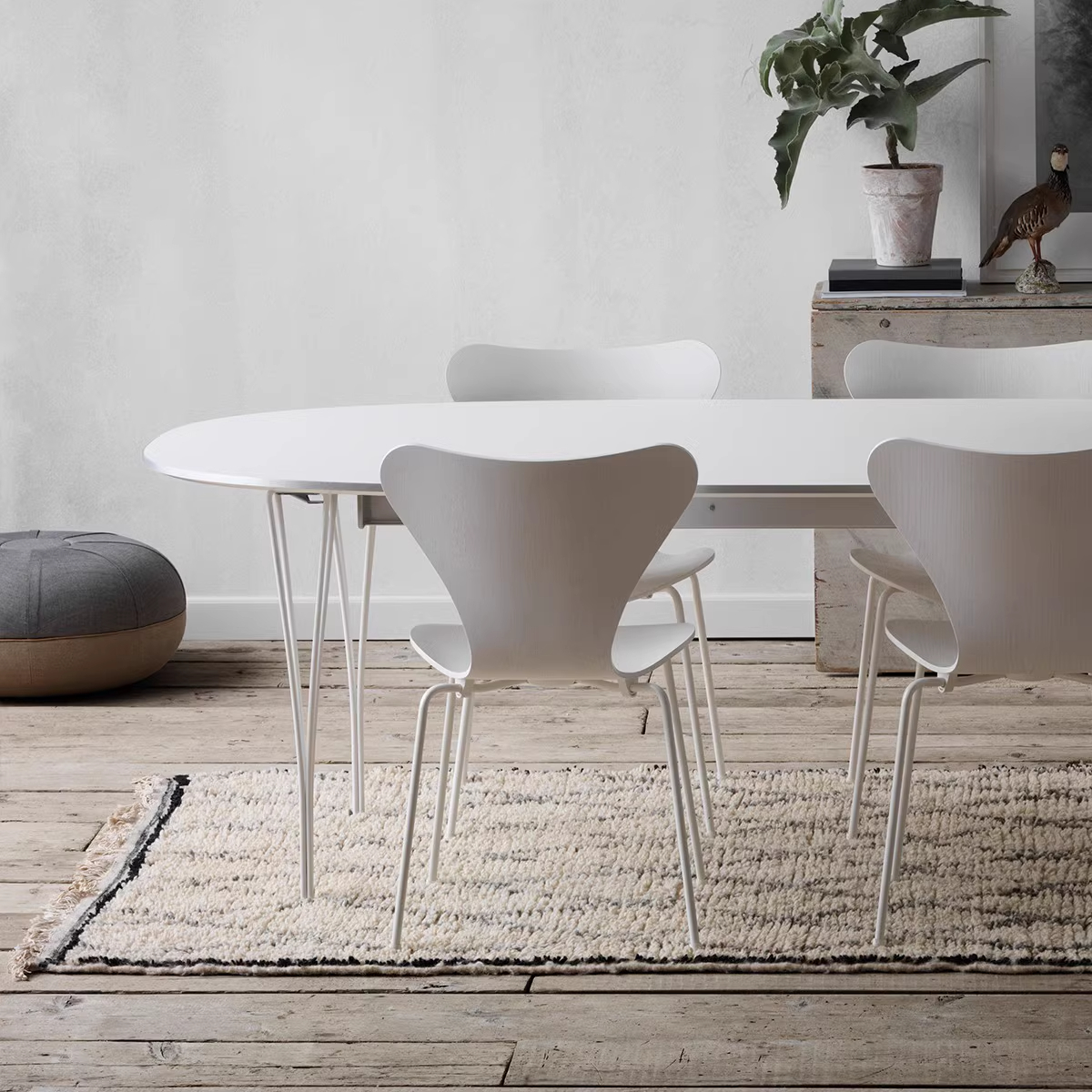 丹麦Fritz Hansen Superellipse™简约餐桌圆桌金属桌腿书房桌子