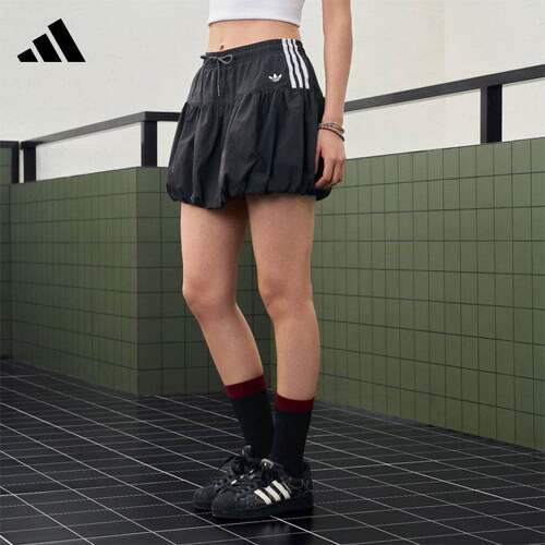 adidas阿迪达斯三叶草2026夏女休闲运动短裙泡泡裙半身裙 KU4773