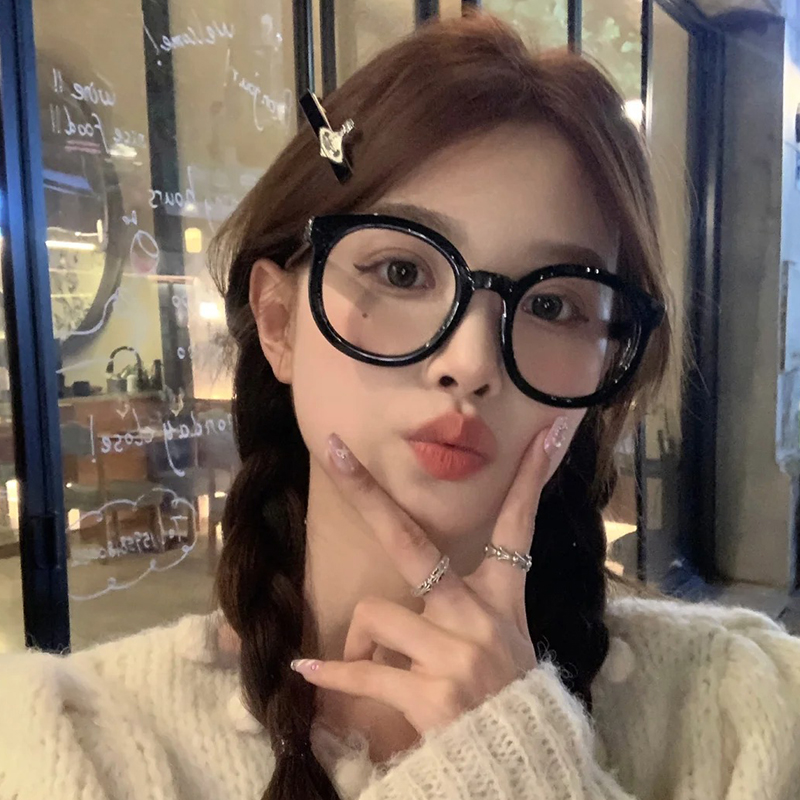 初明早八素颜黑框眼镜女