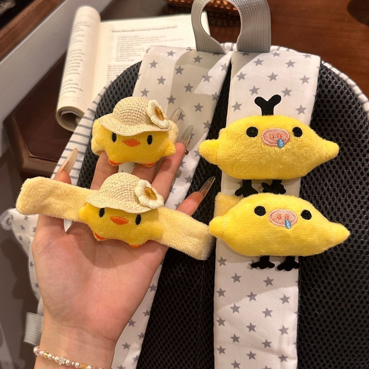可爱草帽鼻涕小黄鸡书包肩带挂件图片