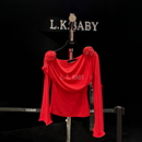 紅色焦點 時髦浪漫氛圍感圣誕紅玫瑰蕩褶性感斜肩T恤 L.K.BABY