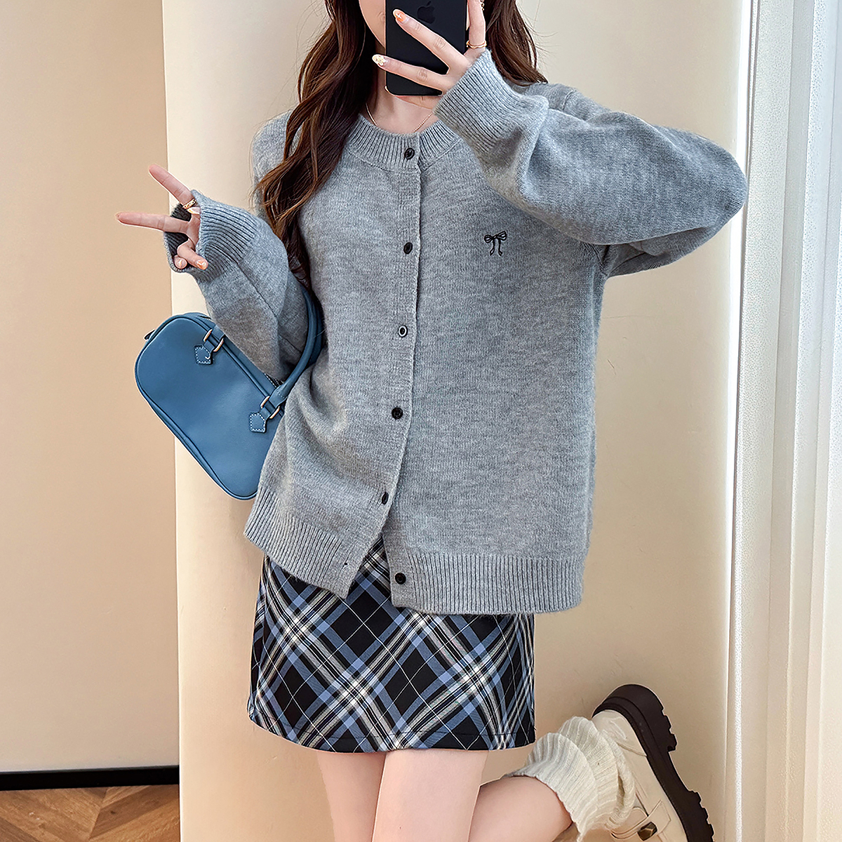 唐狮秋冬简约蝴蝶结刺绣圆领针织