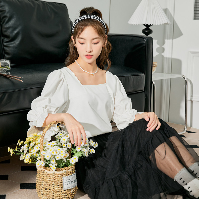 法式泡泡袖别致上衣女夏唐狮黑色短款新款方领衬衫露锁骨半袖