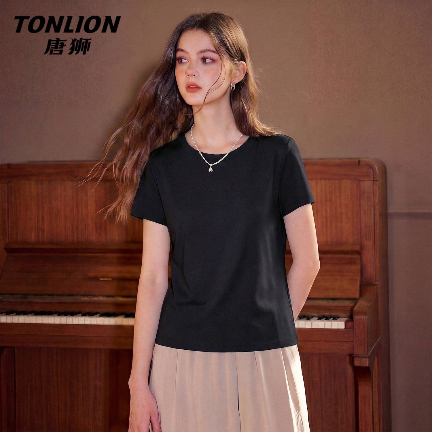 唐狮官方黑色正肩短袖t恤女夏季2026新款女士修身圆领半袖上衣V