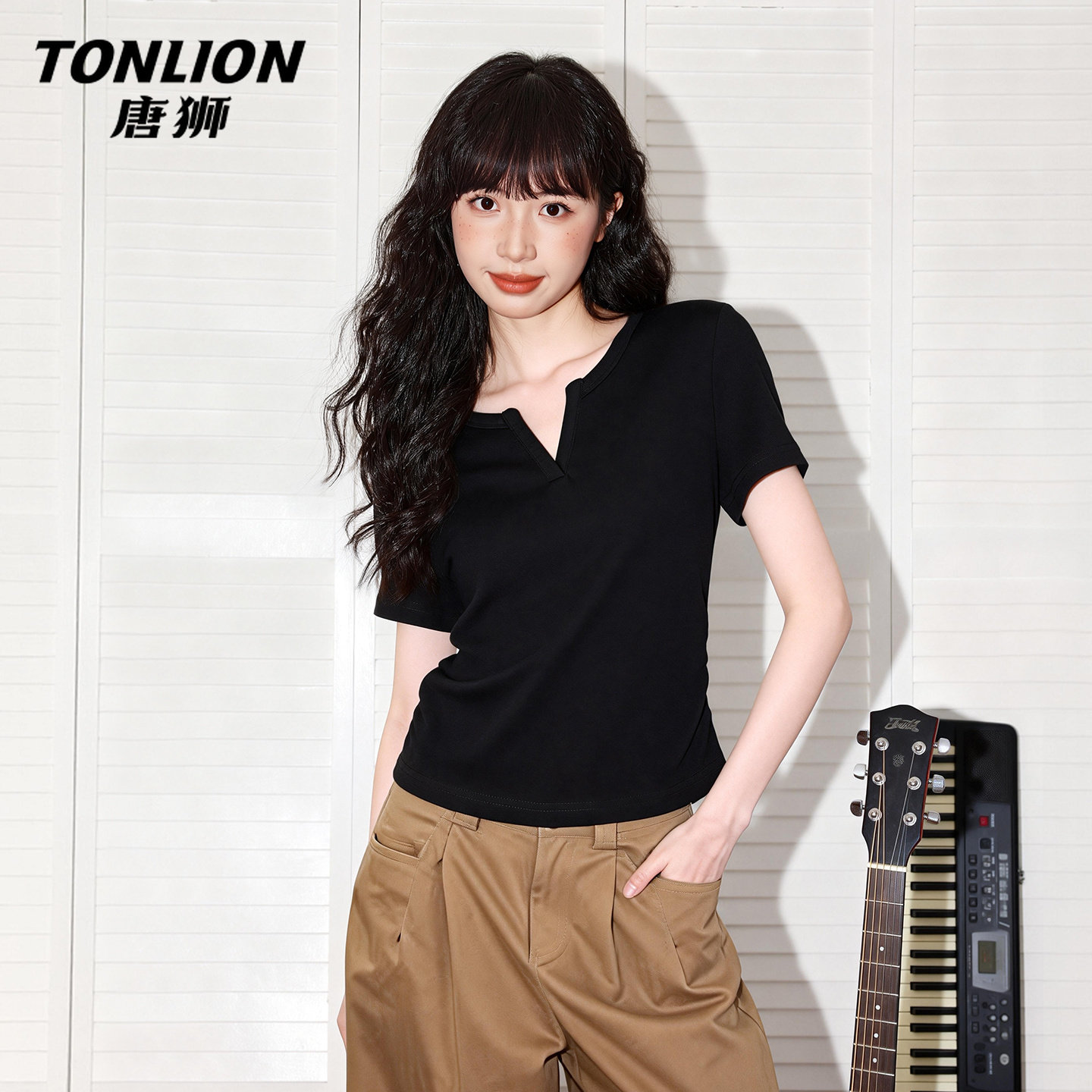 唐狮官方黑色短袖女t恤夏2026新款夏季短款修身显瘦半袖上衣女V