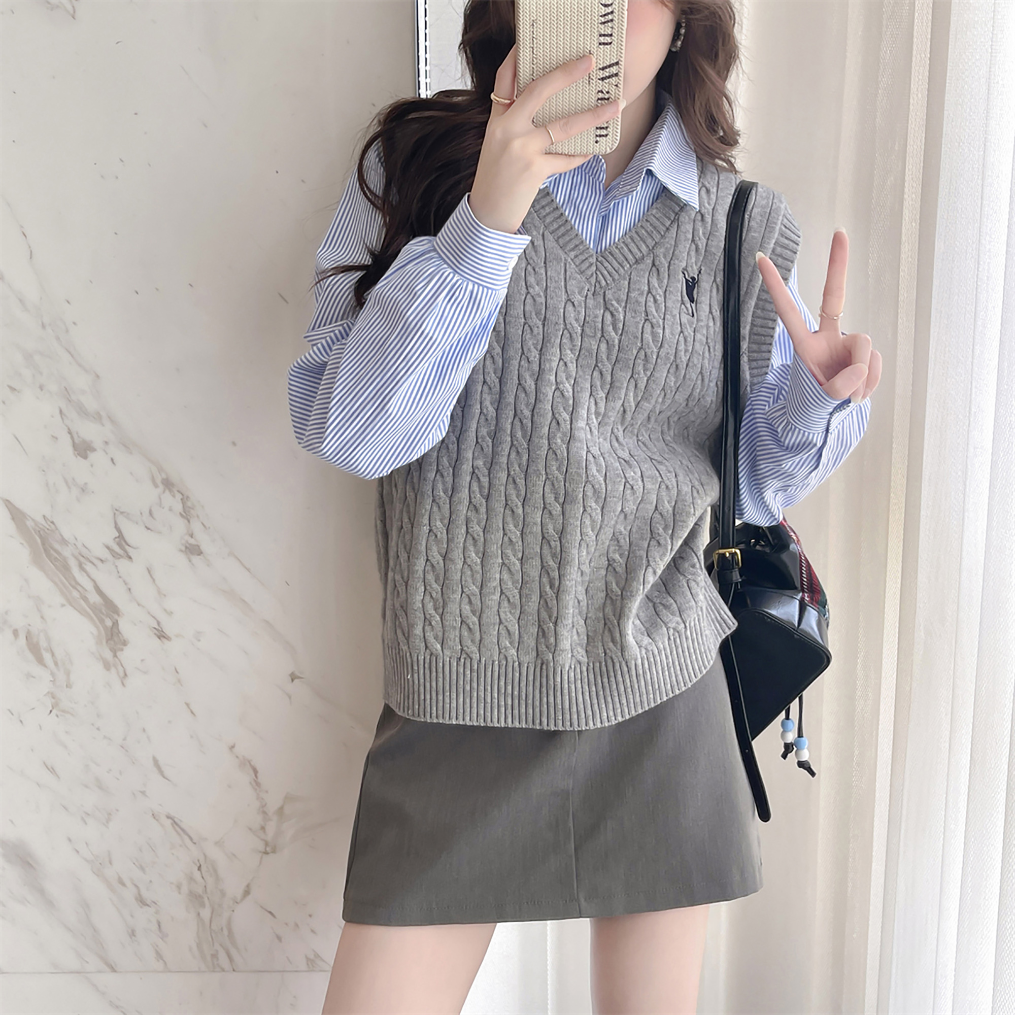 唐狮秋冬季女毛衣小刺绣绞花V领