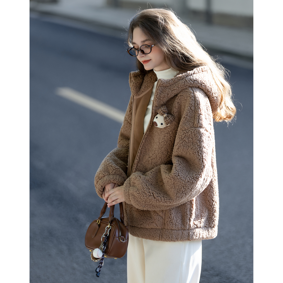 唐狮秋冬季短款外套女连帽浅棕色左胸玩偶设计感可爱风减龄TUTA