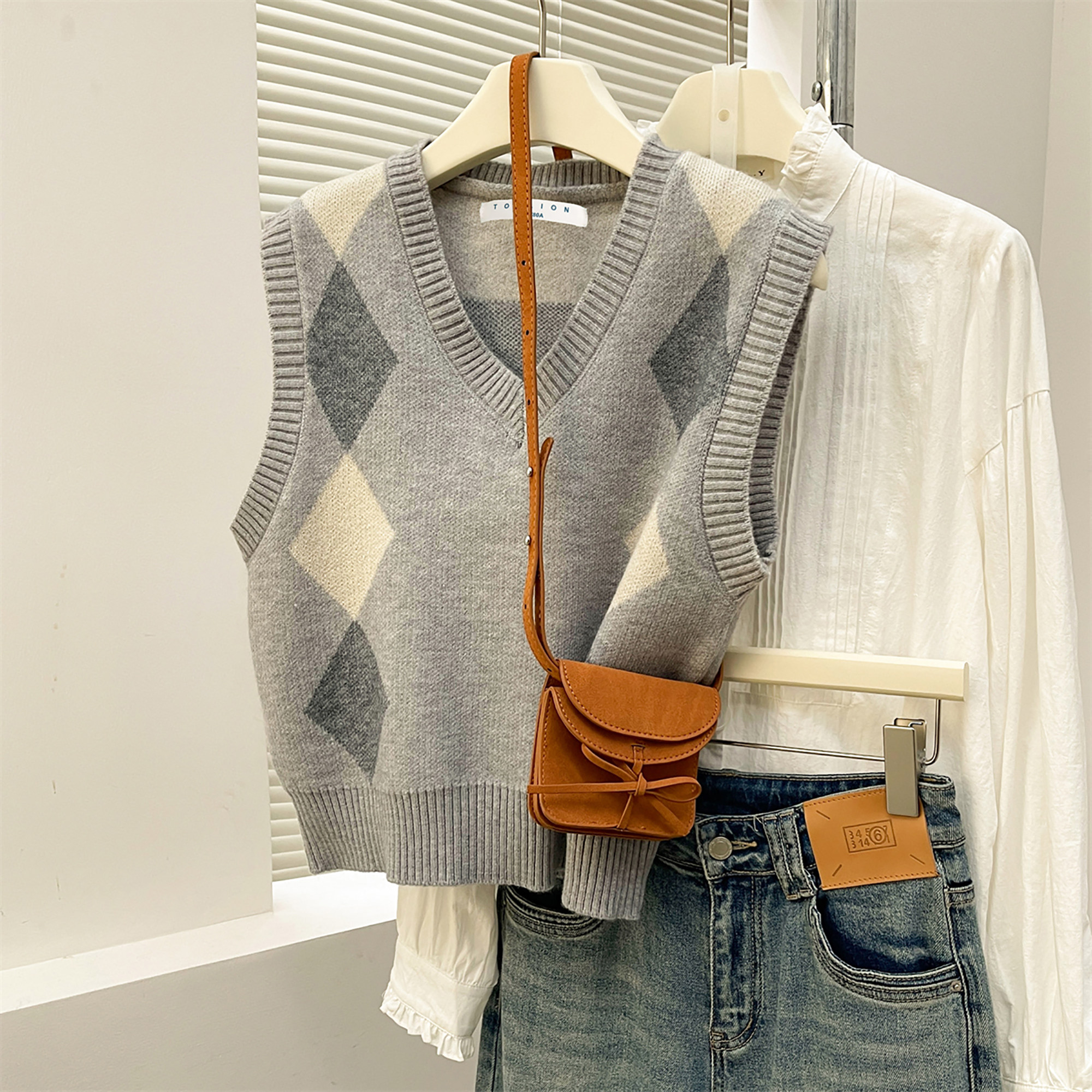 唐狮秋冬毛衣女复古风菱格设计V领套头马甲外穿高级感百搭潮TM