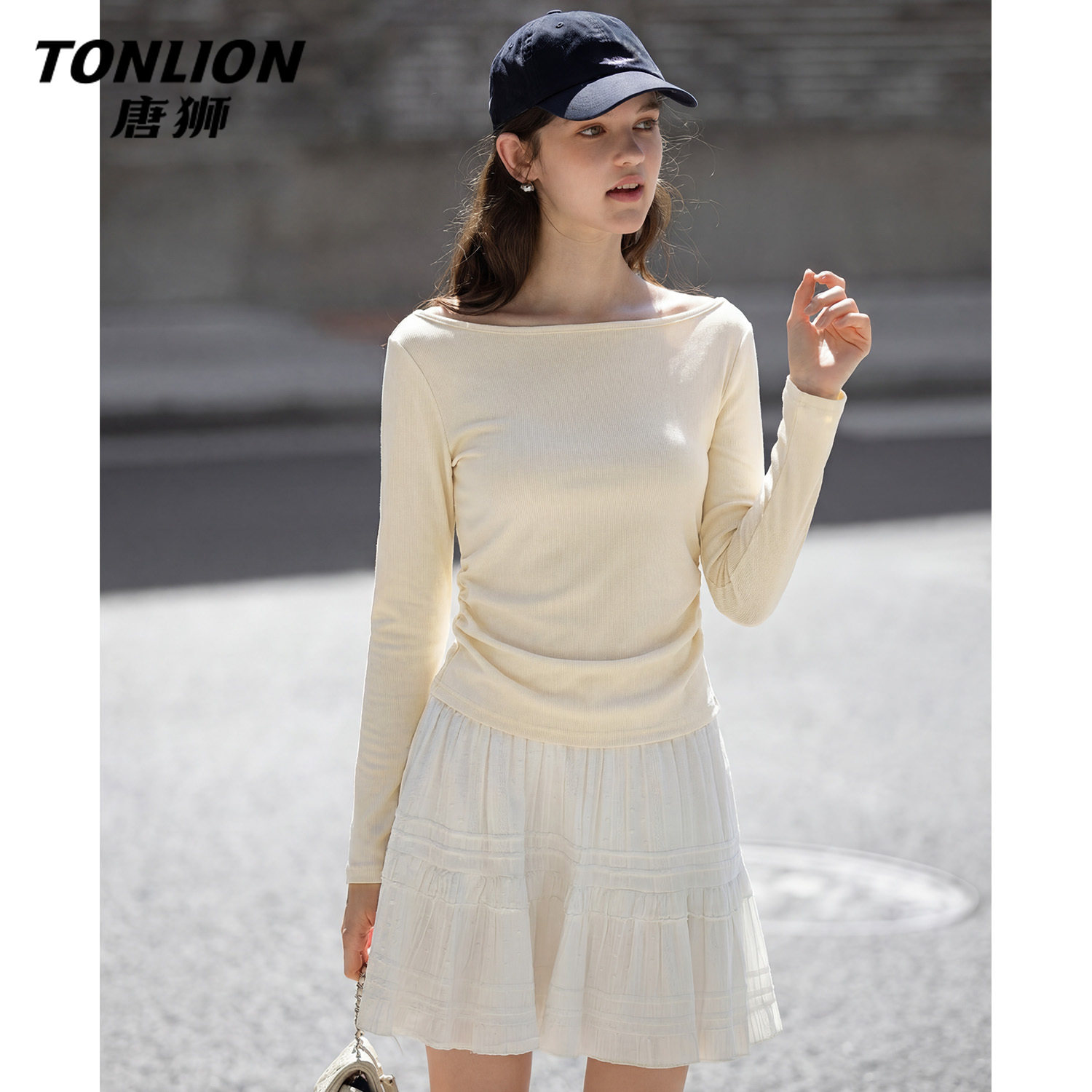 唐狮官方修身一字领长袖t恤女春秋款2026新款女士时尚休闲上衣V