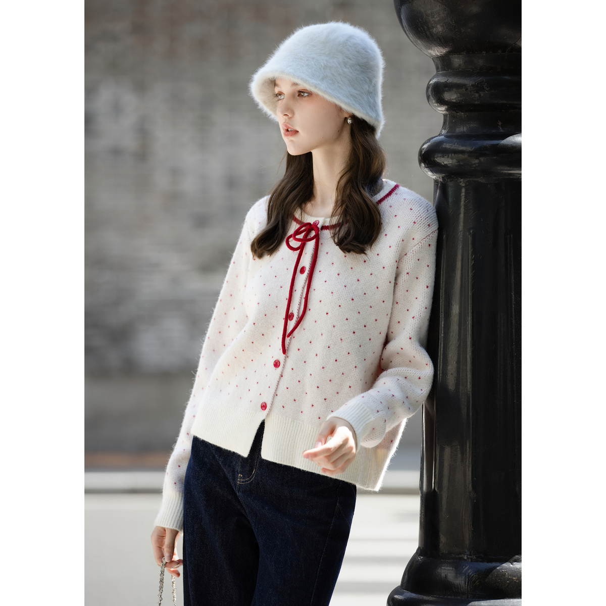 唐狮秋冬女圆领撞色钮扣满地提花