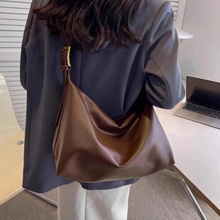 适合妈妈背的包包小众不撞款背包韩系通勤女士2026新款单肩大容量