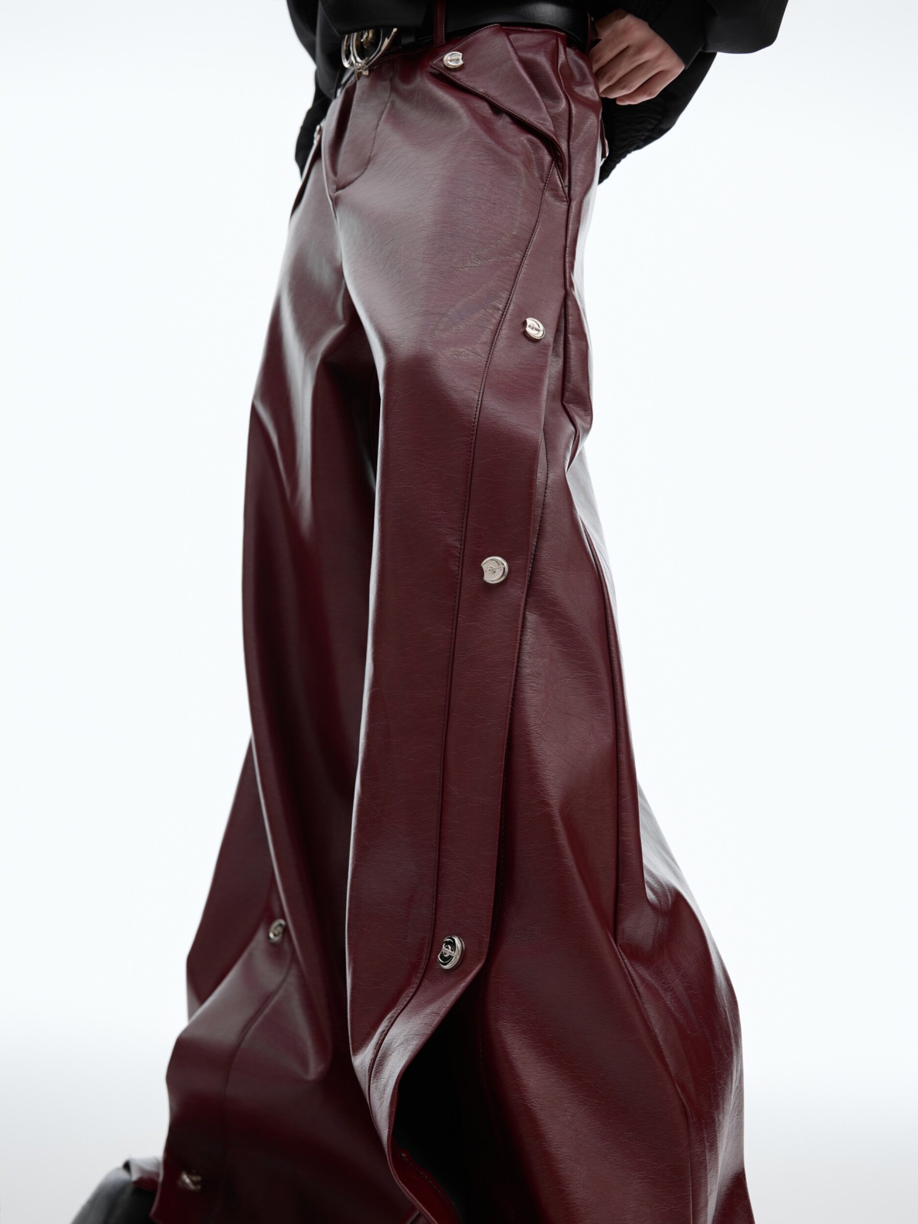 ARGUE QISHENG 리퀴드 틈새 메탈 버튼 디자인 루즈한 가죽 팬츠 디컨스트럭티드 매트 레드 플리츠 와이드 팬츠