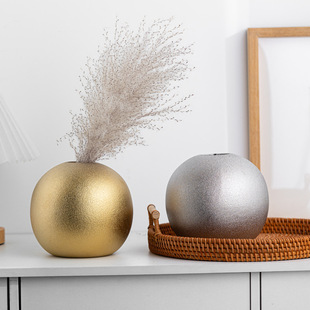 轻奢高级感电镀磨砂潮流花瓶摆件陶瓷INS装饰器风插花球型起居室