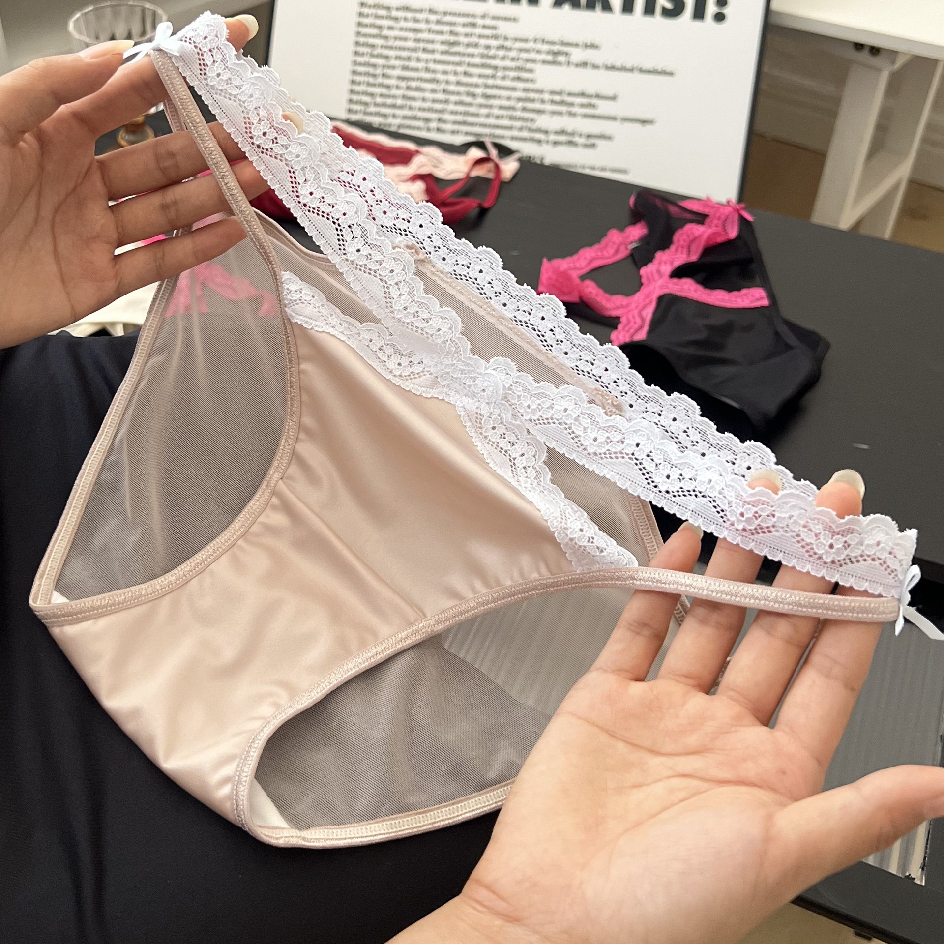 娇嗲粉黑～法式玫粉绿色辣妹纯欲蕾丝边蝴蝶结性感缎面三角内裤女