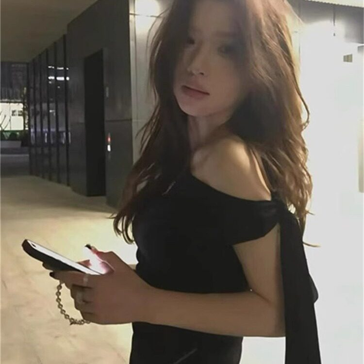 早春季设计感黑色短袖T恤女夏2026新款独特漂亮巨好看一字肩上衣