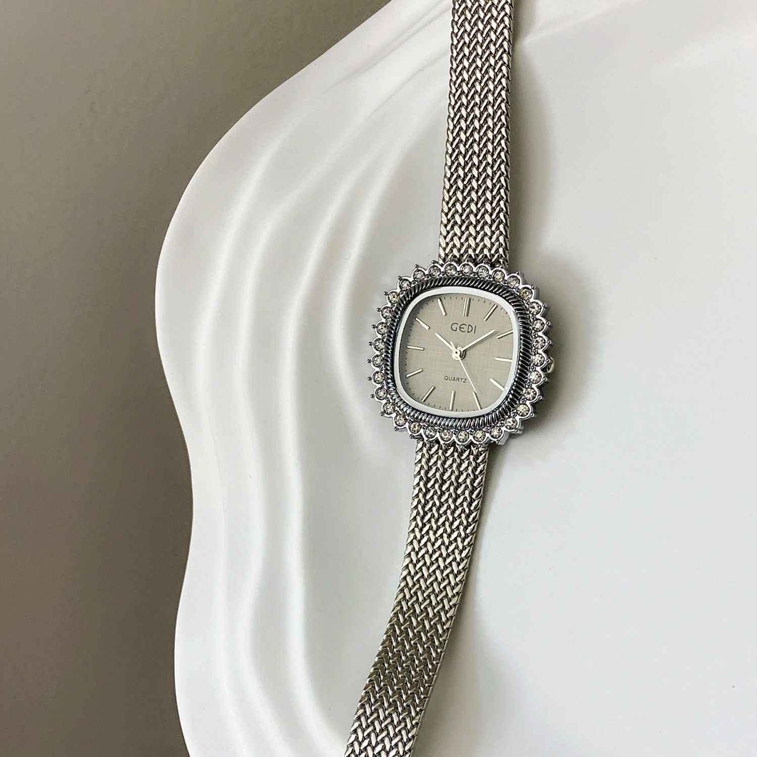 灰色高级感小众女士钢带手表