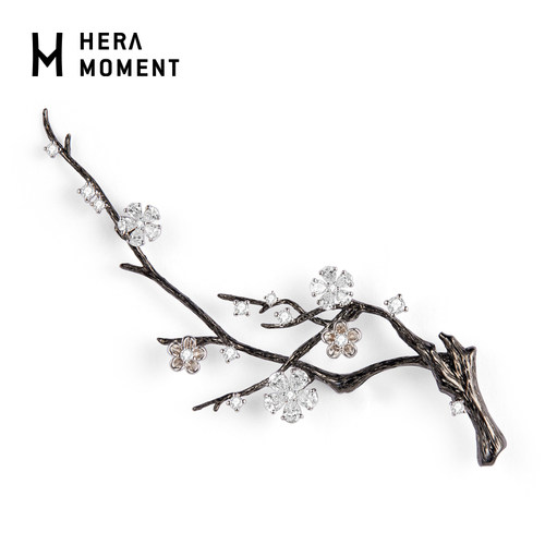 赫拉臻藏黑18K金钻石梅花胸针