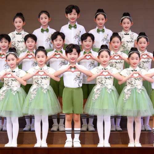 六一儿童合唱服小学生大合唱演出