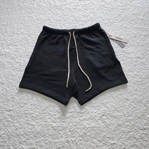 过验品质的ESSENTIALS短裤