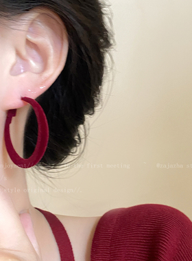 红色植绒新年耳圈女款高级感复古港风耳环2025新款爆款秋冬耳饰品