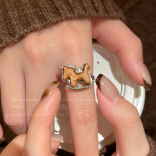 马上有米~精致木质小马戒指女2026秋冬新款本命年食指戒独特指环