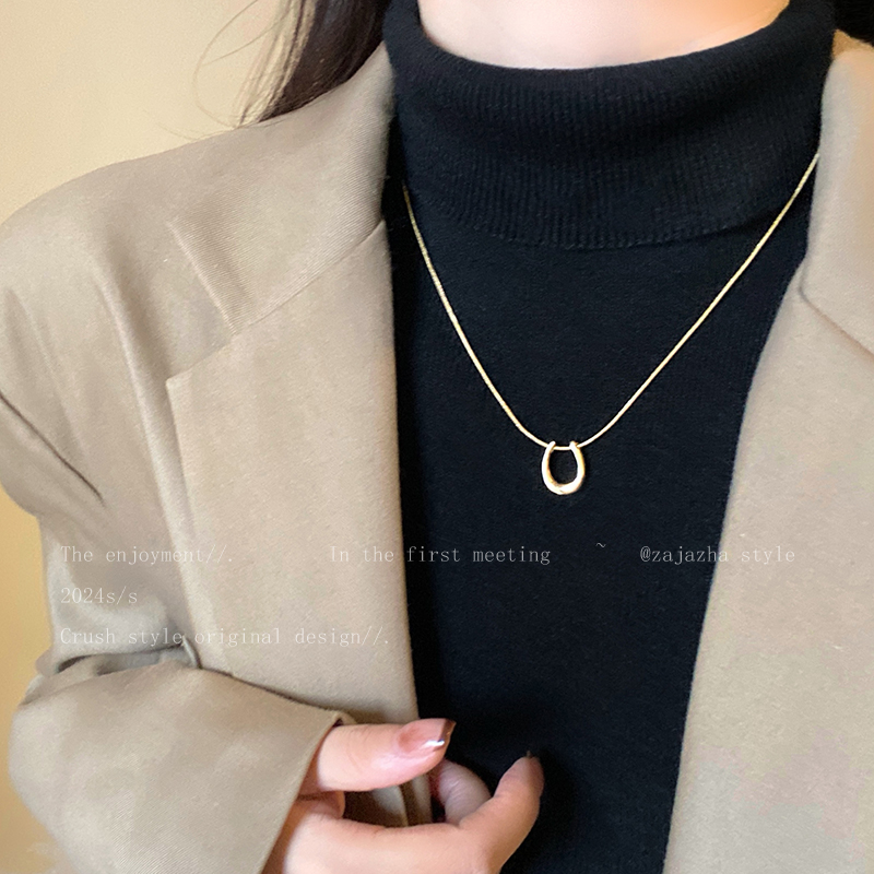 简约U型马蹄吊坠项链女2025新款轻奢高级感卫衣链气质蛇骨毛衣链