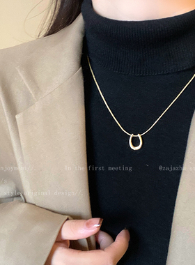 简约U型马蹄吊坠项链女2025新款轻奢高级感卫衣链气质蛇骨毛衣链