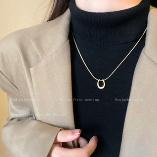 简约U型马蹄吊坠项链女2026新款轻奢高级感卫衣链气质蛇骨毛衣链