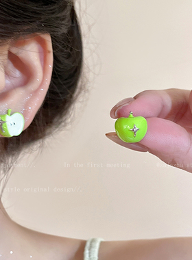 多巴胺绿色苹果耳钉女款小众设计感耳环适合夏天的甜美海边耳饰品