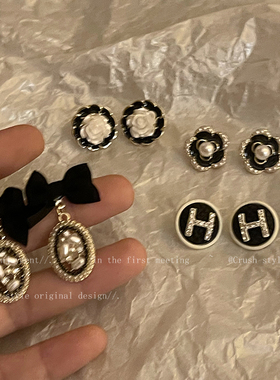 小香风黑色蝴蝶结珍珠耳环女款秋冬轻奢复古高级感耳钉山茶花耳饰