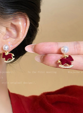 新年红色丝绒小马耳钉女秋冬2026新款巨好看的耳环本命年银针耳饰