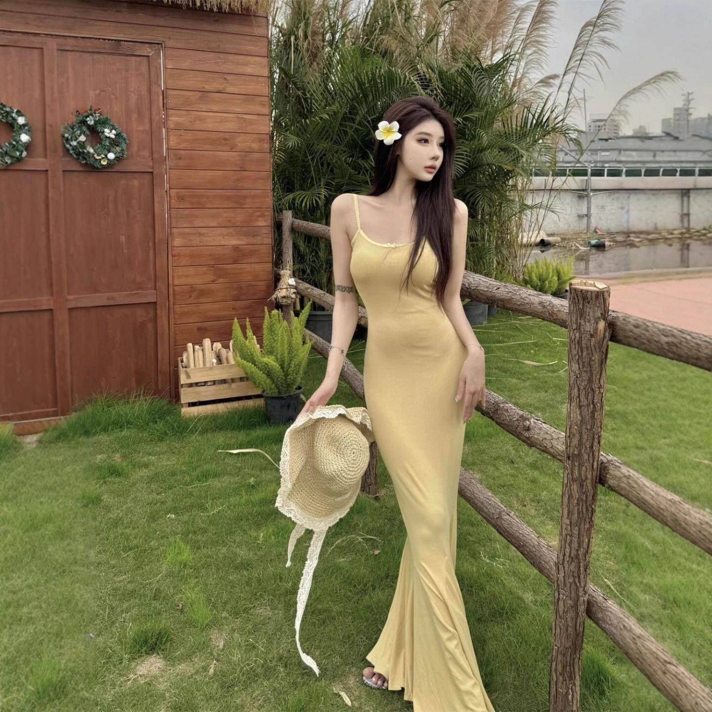 纯欲黄色背心吊带连衣裙女夏季细肩带收腰显瘦气质鱼尾中长裙外穿