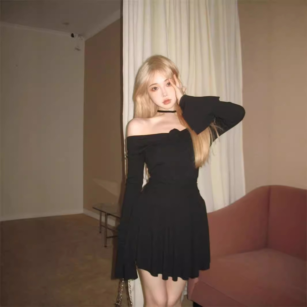 美拉德小香风喇叭袖连衣裙女秋冬纯欲露肩小妈裙一字肩打底短裙子